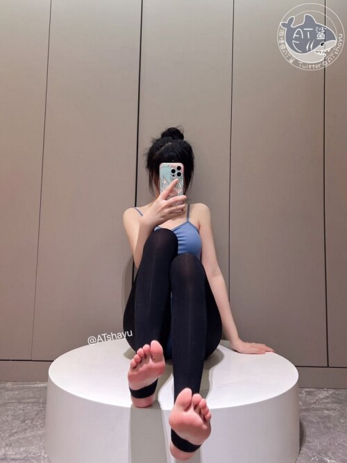 AT鲨 - 舞蹈室的少女 预览展示图 2