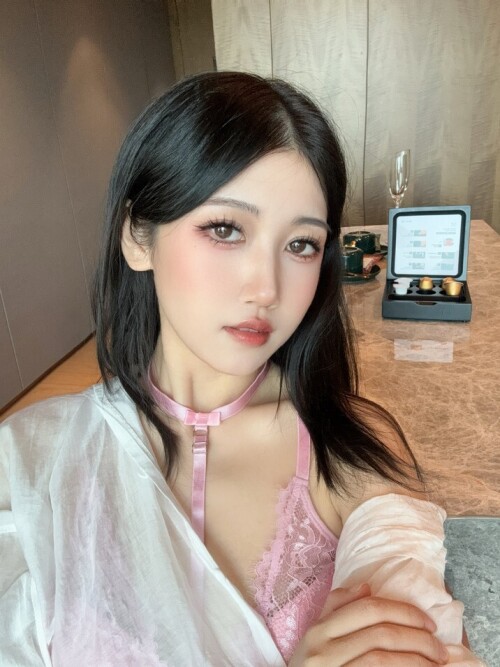不呆猫 - 粉色衬衣女友 预览展示图 2