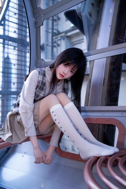 桜桃喵 – 制服摩天轮 [27P-667MB]