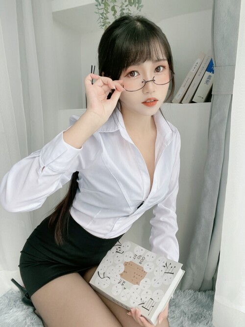 不呆猫 - 黑丝包臀OL 预览展示图 2