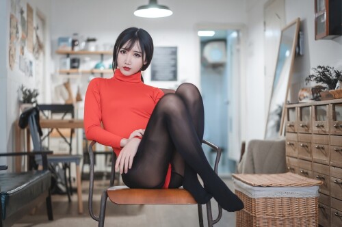 面饼仙儿 - 皮裤连体红毛衣 预览展示图 2