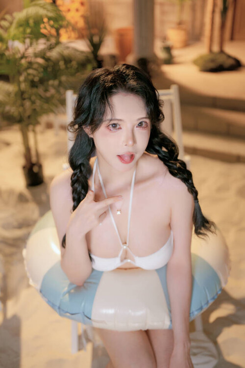 秋和柯基 – 泳衣夏 [27P1V-1.25GB]