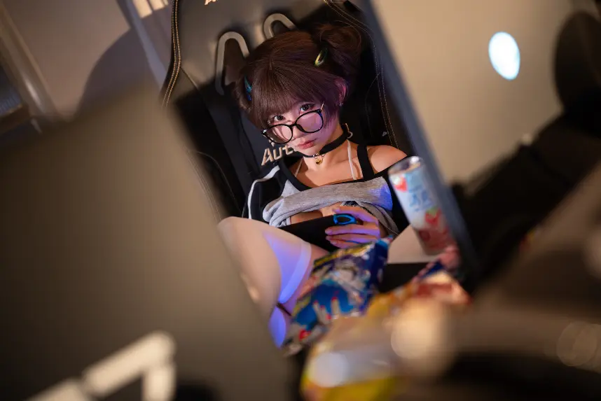 蠢沫沫 - 电竞少女 预览展示图 2